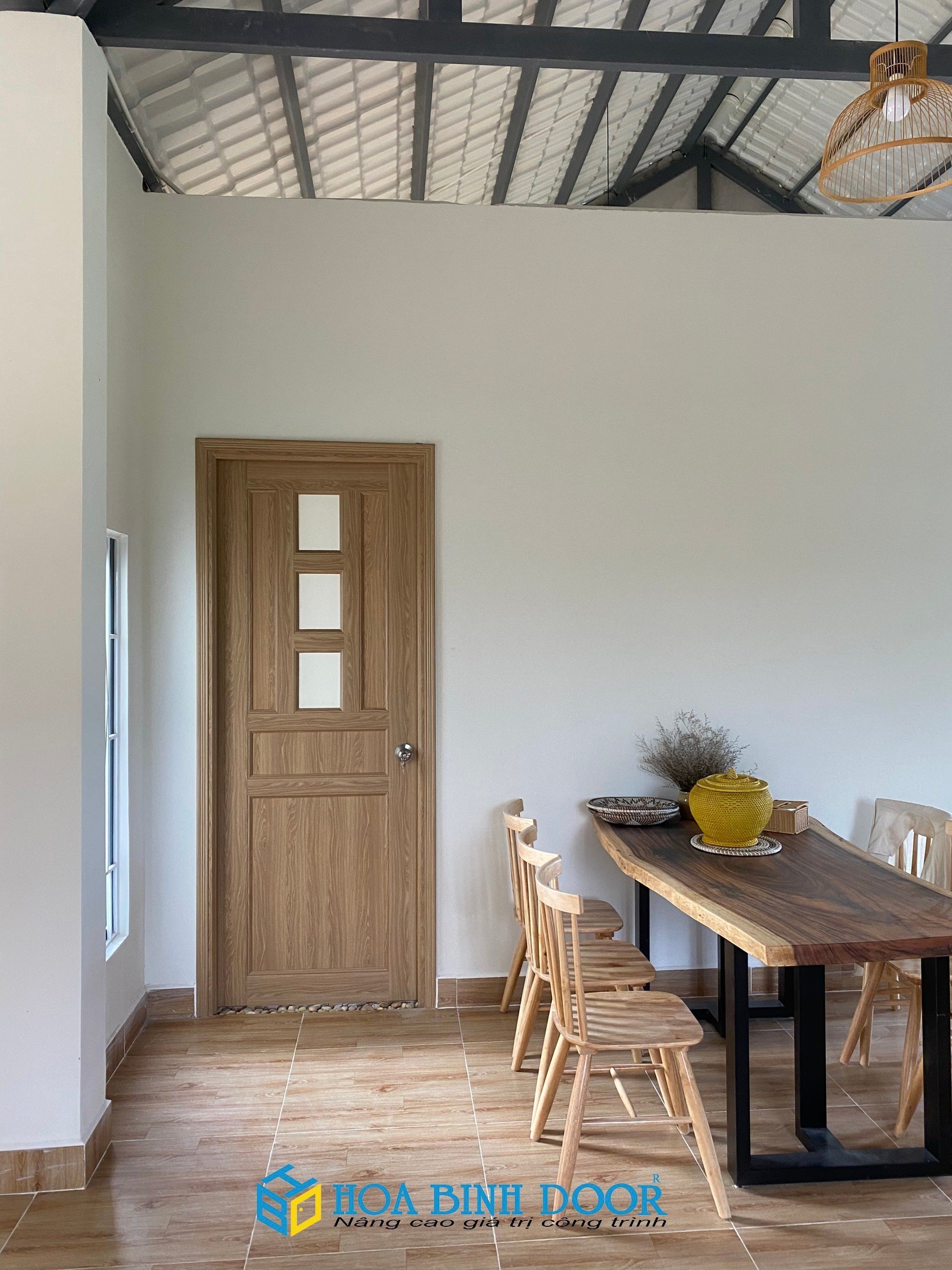 cửa nhựa gỗ thông phòng