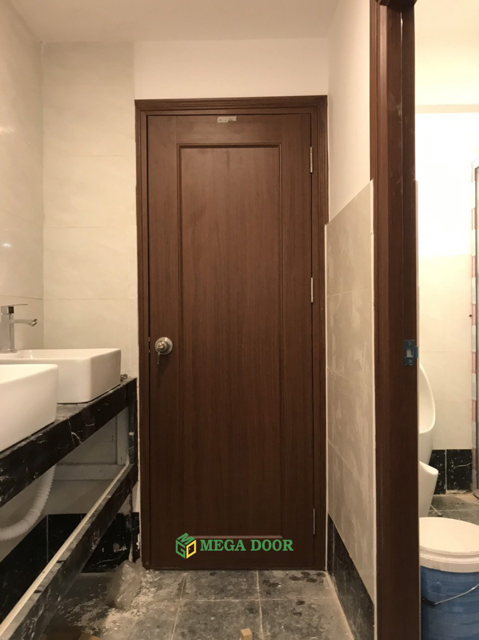 Cửa nhà vệ sinh nên chọn mẫu cửa nhựa nào?