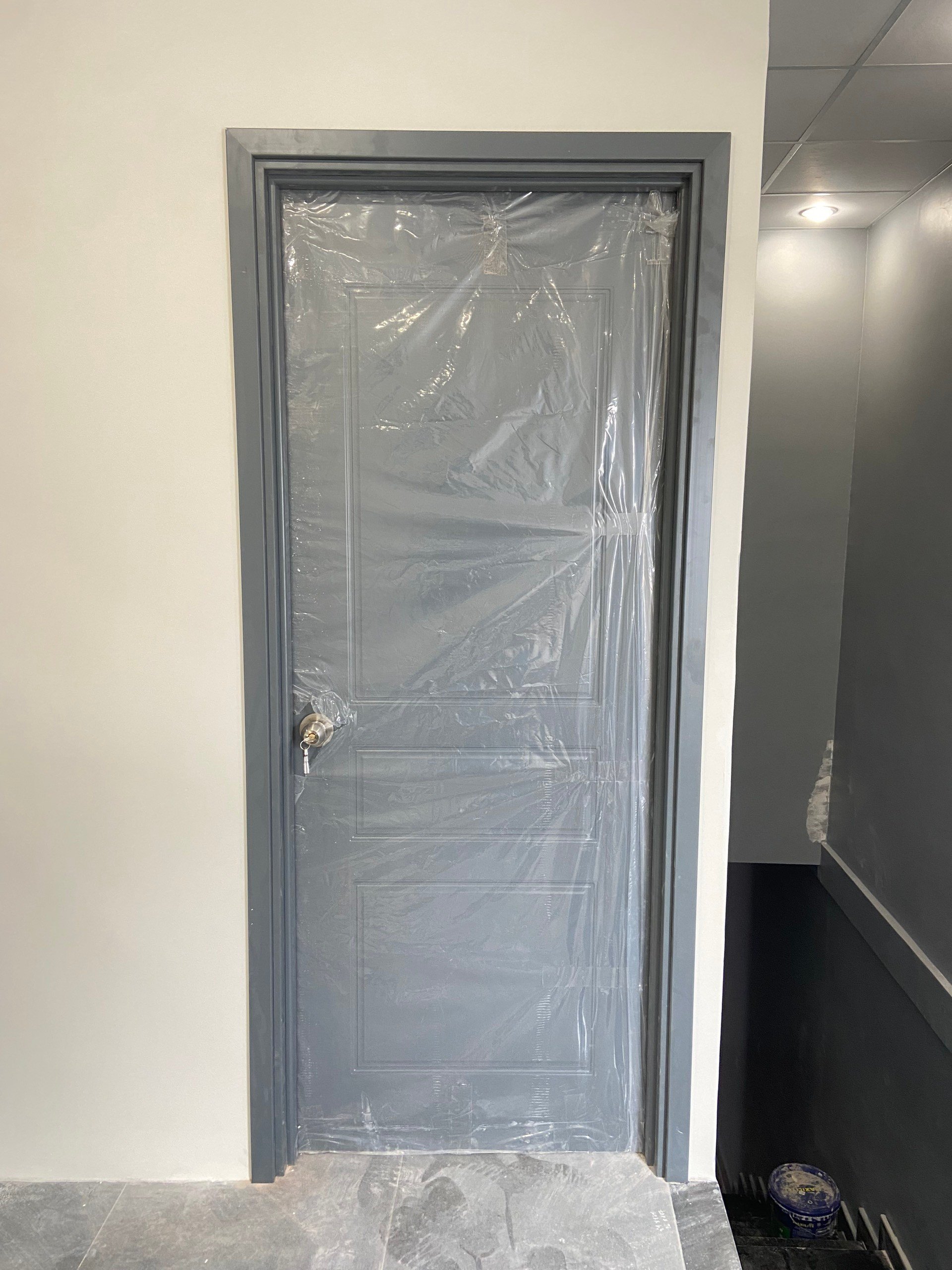 Cửa phòng làm bằng nhựa giả gỗ bền đẹp