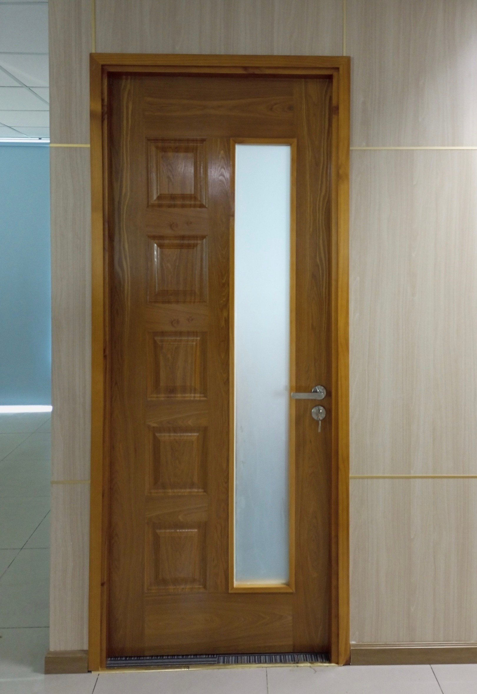 Cửa gỗ công nghiệp có gì nổi bậc hơn cửa nhựa?